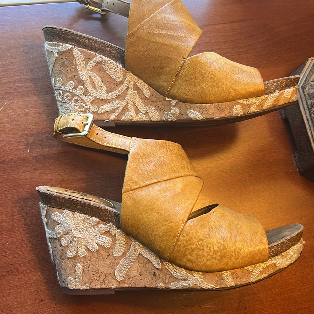 Sofft Size 8.5 The Color Is More Of A Mustard Col… - image 3